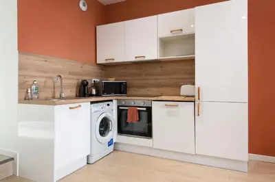 Cuisine ou kitchenette dans l'établissement T2 moderne totalement rénové, hypercentre Rochefort, arrivée autonome