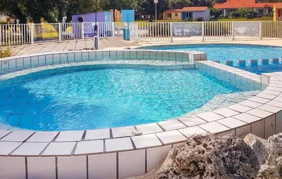 Piscine de l'établissement Stunning Home In Saint-Savinien ou située à proximité