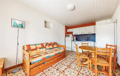 Cuisine ou kitchenette dans l'établissement Stunning Home In Saint-Savinien