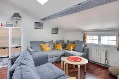 Coin salon dans l'établissement T3 cosy , cœur historique de La Rochelle