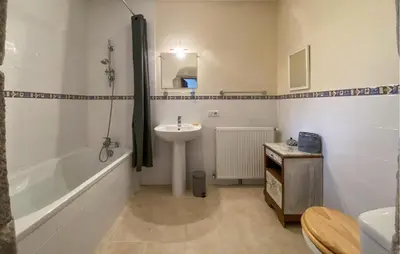 Salle de bains dans l'établissement Lovely Home In Chiché