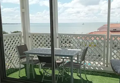 Vue générale sur la mer ou vue sur la mer prise depuis l'appartement