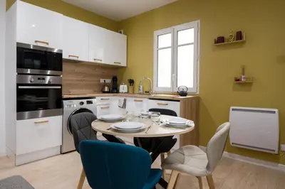 Cuisine ou kitchenette dans l'établissement Le Scalaire, T2 totalement rénové, hypercentre Rochefort, arrivée autonome