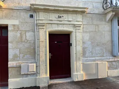 Façade ou entrée de l'établissement Le Scalaire, T2 totalement rénové, hypercentre Rochefort, arrivée autonome