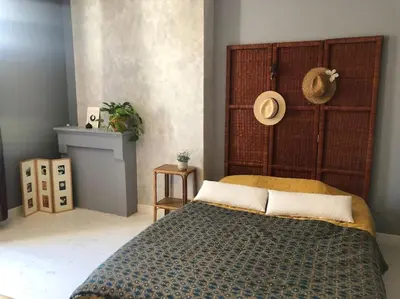 Un ou plusieurs lits dans un hébergement de l'établissement Jarnac, charmante maison au bord du fleuve