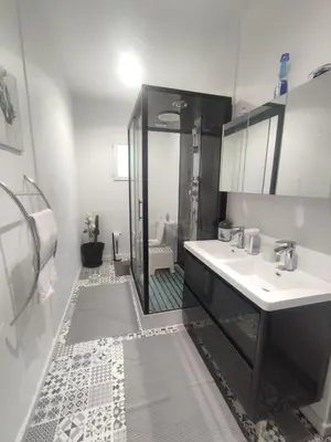 Salle de bains dans l'établissement Charmante maison près du Futuroscope