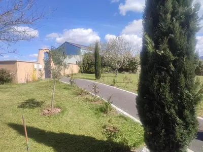 Jardin de l'établissement Charmante maison près du Futuroscope