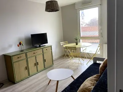 Télévision ou salle de divertissement dans l'établissement Apt T2 calme cozy hyper centre - vieux port - gare