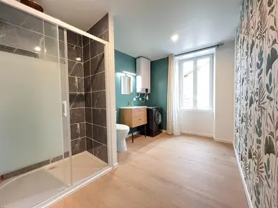 Salle de bains dans l'établissement MAISON LA FEUILLERAIE-8 personnes-standing Appart