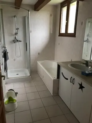 Salle de bains dans l'établissement La Fermette Aux Lamas