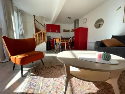 Coin salon dans l'établissement La Petite Grange - 5 mn gare SNCF - Wifi & Netflix