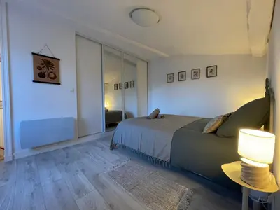 Coin salon dans l'établissement La Petite Grange - 5 mn gare SNCF - Wifi & Netflix