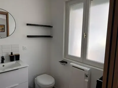 Salle de bains dans l'établissement La Petite Grange - 5 mn gare SNCF - Wifi & Netflix