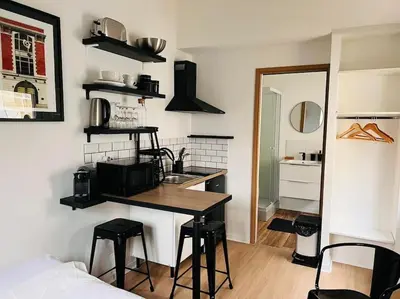 Cuisine ou kitchenette dans l'établissement La Petite Grange - 5 mn gare SNCF - Wifi & Netflix