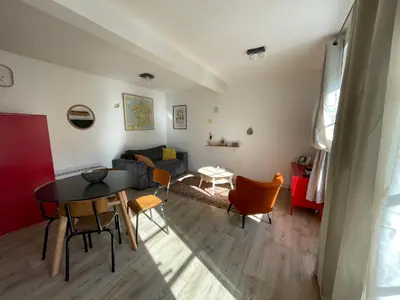 Coin salon dans l'établissement La Petite Grange - 5 mn gare SNCF - Wifi & Netflix