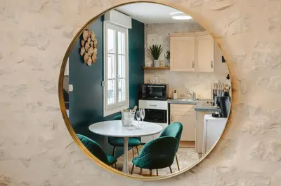 Cuisine ou kitchenette dans l'établissement Gatsby - Élégant, Central, Fibre, Tv 4K, Netflix, Literie Confortable