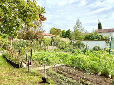 Jardin de l'établissement Aux Agapanthes, Chambres d'Hôtes charentaises de charme avec piscine