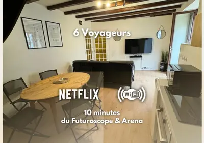 Télévision ou salle de divertissement dans l'établissement Charmant & Proche Futuroscope
