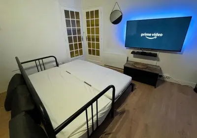 Télévision ou salle de divertissement dans l'établissement Charmant & Proche Futuroscope