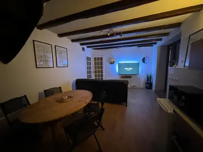 Télévision ou salle de divertissement dans l'établissement Charmant & Proche Futuroscope