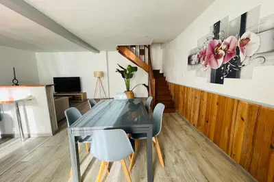Télévision ou salle de divertissement dans l'établissement La Maison de la Brousse