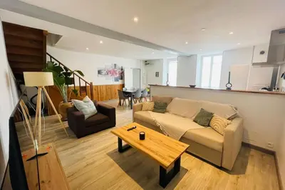 Télévision ou salle de divertissement dans l'établissement La Maison de la Brousse