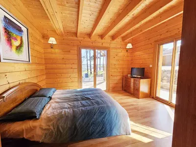 Télévision ou salle de divertissement dans l'établissement Le cottage des pins chalet sur les vignes