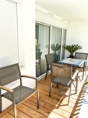 Coin salon dans l'établissement T3 Moderne avec balcon terrasse et parking gratuit
