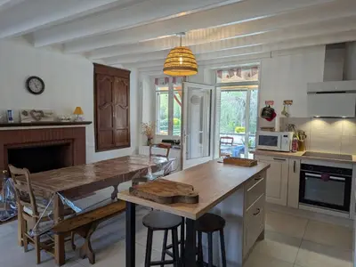 Cuisine ou kitchenette dans l'établissement Ancien moulin rustique avec jardin, WIFI et parking, animaux acceptés - FR-1-653-251