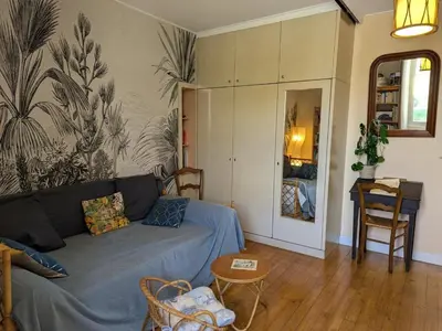 Coin salon dans l'établissement Ancien moulin rustique avec jardin, WIFI et parking, animaux acceptés - FR-1-653-251