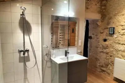 Salle de bains dans l'établissement La Chabourne des remparts