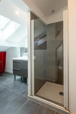 Salle de bains dans l'établissement Loft Angouleme Gare 6 pers , WIFI ,TV , centre ville, calme