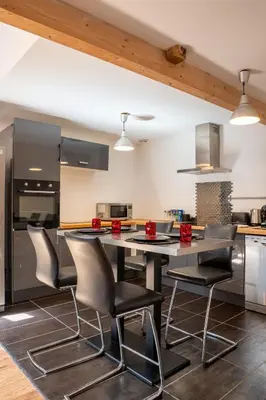 Cuisine ou kitchenette dans l'établissement Loft Angouleme Gare 6 pers , WIFI ,TV , centre ville, calme