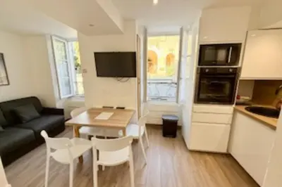 Cuisine ou kitchenette dans l'établissement Luminous cocoon in La Rochelle