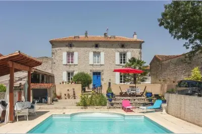 Piscine de l'établissement Beautiful Charente Home with swimming pool ou située à proximité