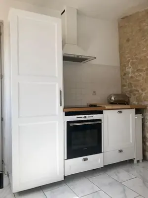 Cuisine ou kitchenette dans l'établissement The Apartment