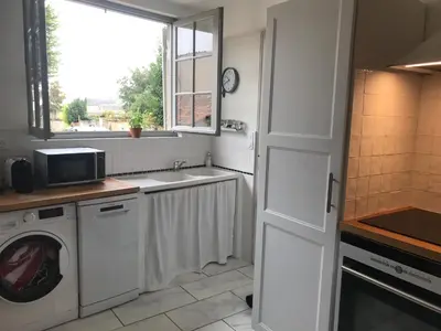 Cuisine ou kitchenette dans l'établissement The Apartment