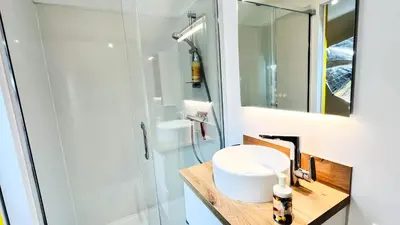 Salle de bains dans l'établissement Futurostudio - Appart Hôtel LEGO - 5min du Parc Futuroscope - Parking - Poitiers