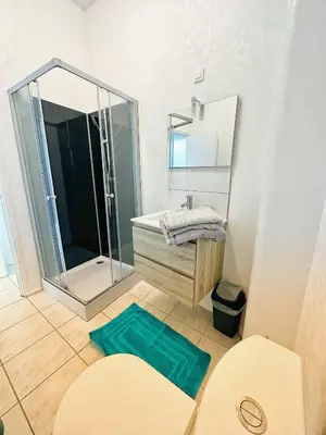 Salle de bains dans l'établissement Le Mirabelle