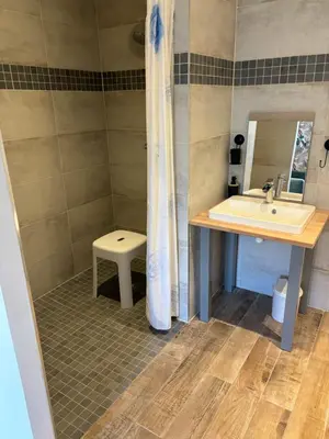 Salle de bains dans l'établissement L'auberge'Inn
