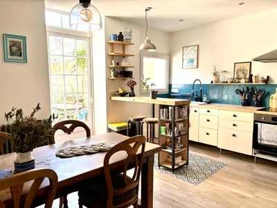 Cuisine ou kitchenette dans l'établissement Maison familiale en centre-ville