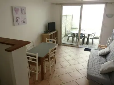 Télévision ou salle de divertissement dans l'établissement Petite maison avec jardin