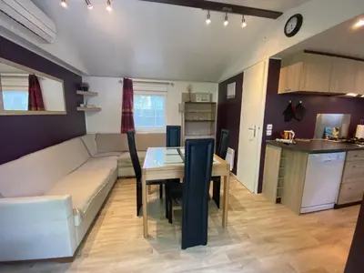 Cuisine ou kitchenette dans l'établissement Mobil-home 4 pers, climatisé, proche plage à Fouras - FR-1-709-75