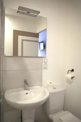 Salle de bains dans l'établissement Relais 375