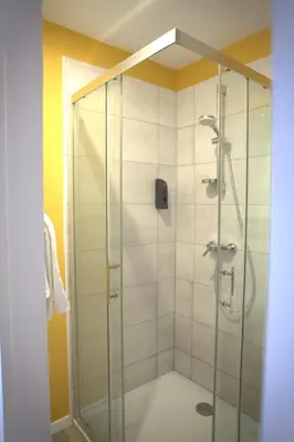 Salle de bains dans l'établissement Relais 375