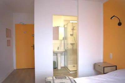 Salle de bains dans l'établissement Relais 375