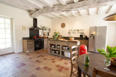 Cuisine ou kitchenette dans l'établissement Domaine borgnette fantastique maison