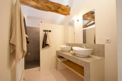 Salle de bains dans l'établissement Domaine borgnette fantastique maison