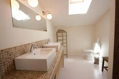 Salle de bains dans l'établissement Domaine borgnette fantastique maison