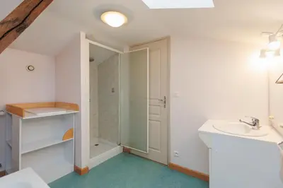 Salle de bains dans l'établissement MAISON DU SOUVENIR 70 m2 près du Futuroscope